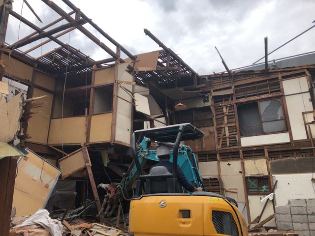 東京都武蔵野市吉祥寺本町が丘の木造2階建て家屋解体工事中の様子です。